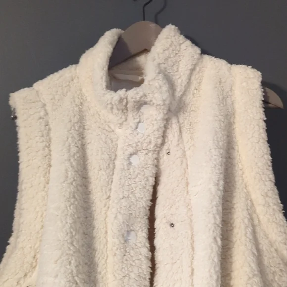 Vest - Picture 3 of 3